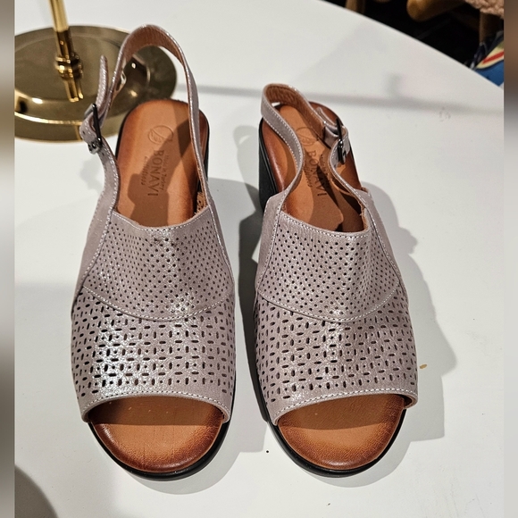 BONAVI Leather Perforated Silver Sling Back Block Heeled Sandal.Size US 7.5 - Picture 6 of 12